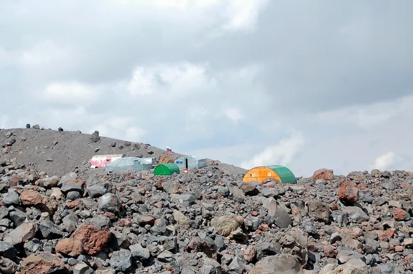Blick auf andere Hütten im Hochlager. Das Camp ist auf eine Fläche von ca. 1/2 Quadratkilometer verteilt