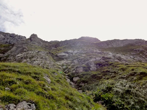 Blick nach oben. Markierungen weisen den Weg