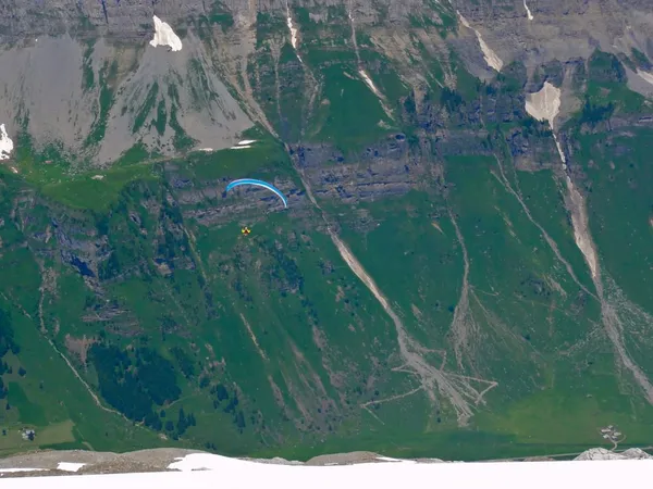 Ein Gleitschirmflieger startet vom Gemsfairenstock. Er war froh um meine Hilfe beim Start, da er mit Rückenwind zu kämpfen hatte. Gesamtgewicht der Ausrüstung war gemäss seiner Angabe 5kg (!). Der Abflug aus seiner Sicht: https://vimeo.com/44618943