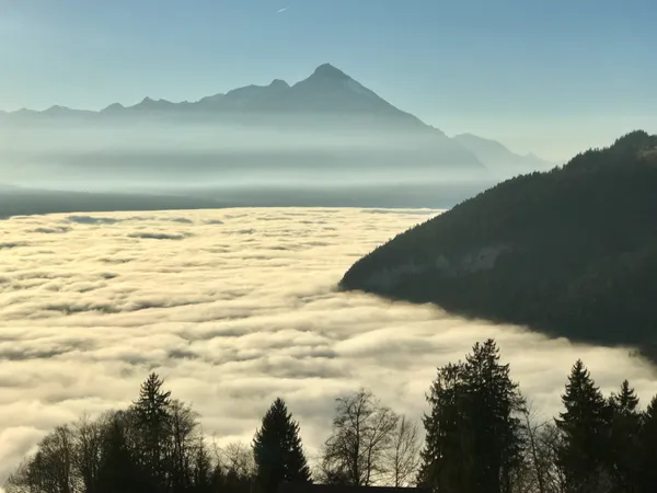 Nebelmeer über dem Thunersee, dahinter der Niesen