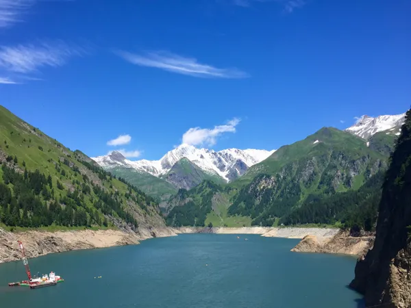 Luzzone-Stausee mit dem verschneiten Piz Terri
