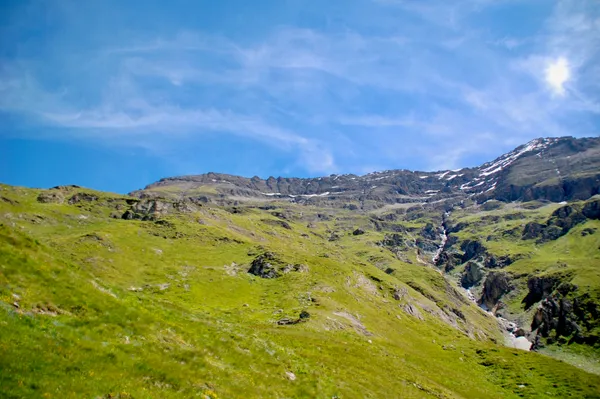 Blick nach oben in Richtung Col du Giétro fast 1000 Hm weiter oben. Etwas rechts des Col ist die Grasrampe zu erkennen, die ich anpeile