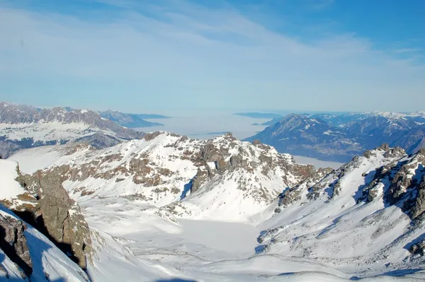 Der zugefrorene Wildsee, dahinter das Rheintal