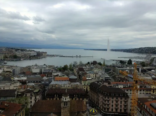 Blick von der Cathédrale de St. Pierre über das Genfer Seebecken