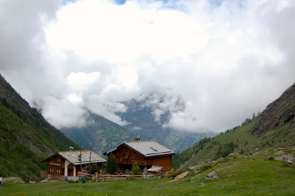 Beim Start in der Täschalp - noch sieht das Wetter nicht so gut aus