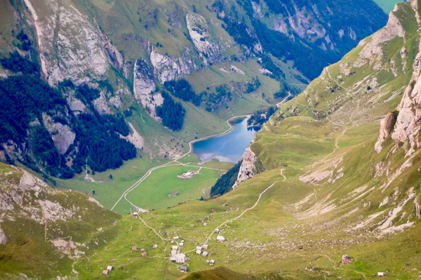 Blick hinunter zur Meglisalp und zum Seealpsee