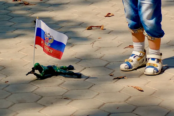Russisches Spielzeug: Ein Soldat, der auf dem Boden herumrobbt und schiesst