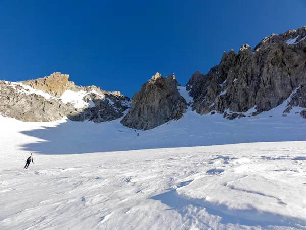 Aufstieg zum Skidepot. Man steigt durch das Couloir rechts