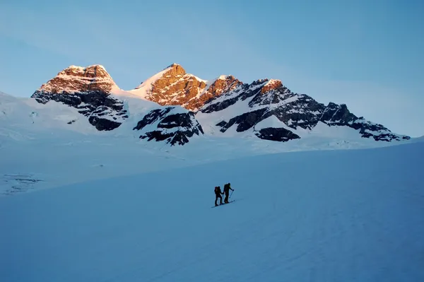 Erste Sonnenstrahlen an der Jungfrau. Pascal und Stefan im Aufstieg