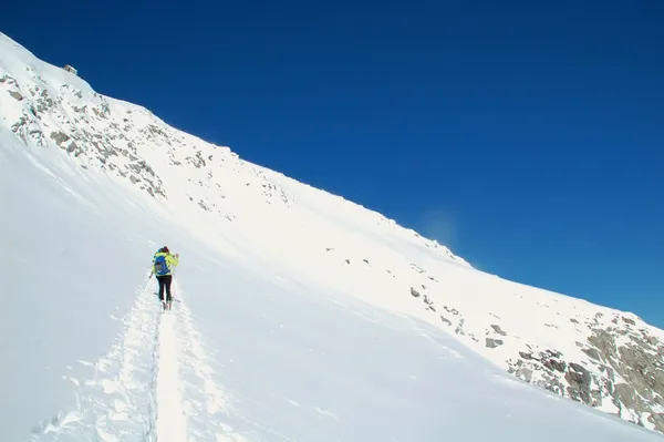 Kurz unterhalb des Oberalpstocks. Nicht ganz triviale Querung mit Triebschnee