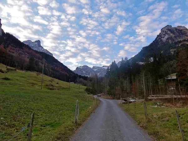 Schattiger Start im Grosstal