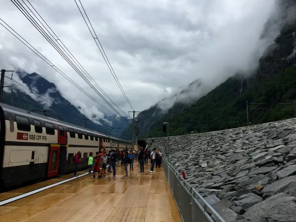 Schon wieder draussen. Am Südportal des Gotthard-Basistunnels in Pollegio.