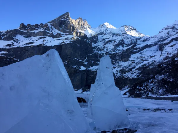 Blick hinauf zur Blüemlisalp