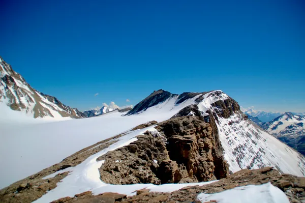 Schon etwa die Hälfte geschafft. Hinten der höchste Punkt des Grats und der Sattel