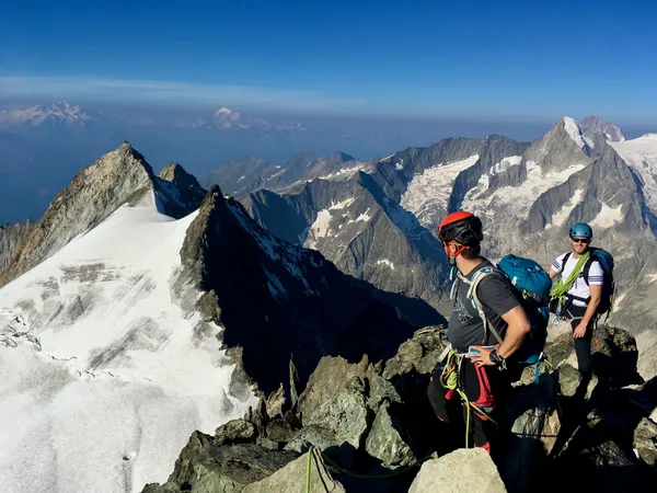Ricky und ich am Grat – hinten der Rotstock (Foto: Daniela)