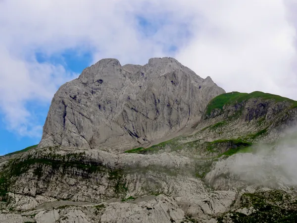 Der Altmann zeigt sich. Rechts die Rässegg - dahinter der Rässeggsattel