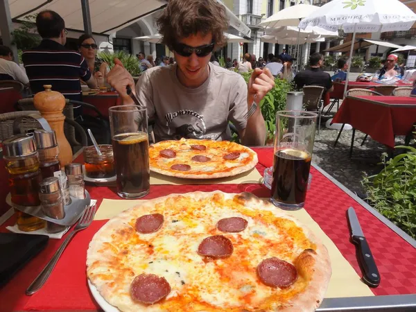 Verdientes Mittagessen auf der Piazza Grande in Locarno