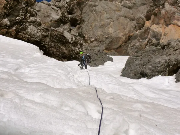Urs im Abstieg durch den butterweichen Schnee