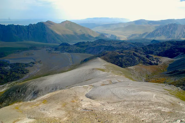 Schon etwas weiter oben: Blick zurück auf das Airfield und unseren Biwakplatz