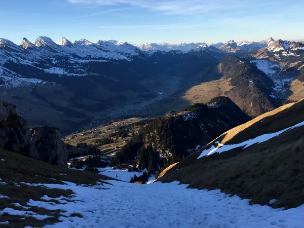 Aufstieg über Schneefelder