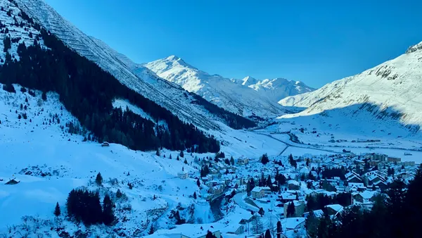 Im Zug zum Oberalppass: Andermatt und hinten das Winterhorn