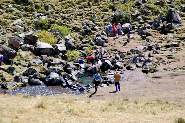 Silver Spring gleich neben dem Base Camp: Das Wasser schmeckt vorzüglich. Die Temperaturen sollen sich um die 4°C bewegen. Ich tippe eher auf 8-10°C. Es ist eiskalt.