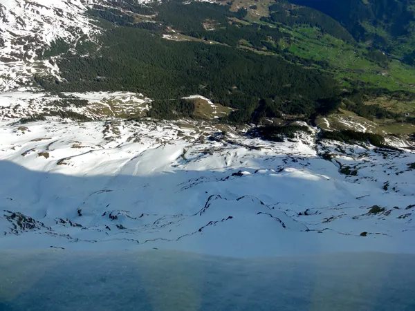 Hinter dem Stollenfenster bei der Station Eigerwand geht's jäh in die Tiefe