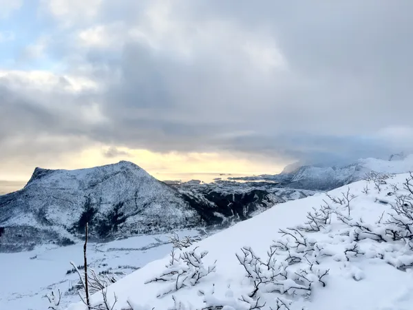 Blick Richtung Südwesten zum Tjeldbergtinden und nach Kabelvåg