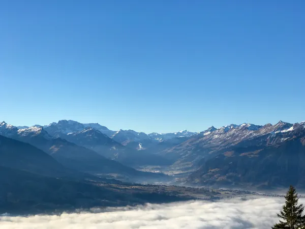 Blick über den Thunersee ins Frutigland. Adelboden vermeldet wohl „pulver gut“