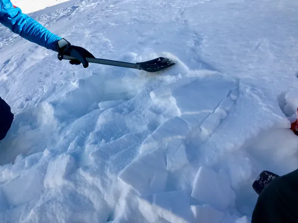 Schneeprofile kann man auch studieren, wenn nur wenig Schnee liegt