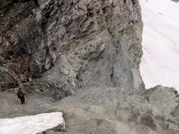 Spannender Wegverlauf bei der Felsbarriere oberhalb des Wasserfalls