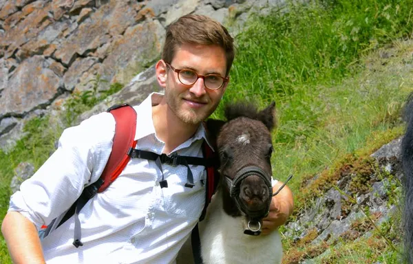 Der Anfang einer Freundschaft? ;-) Junges Pony beim Äscher