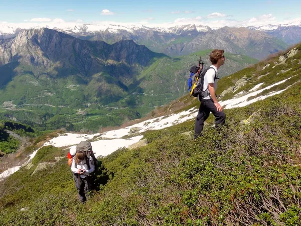 Aufstieg durch Alpenrosen-Büsche und über weiche Schneefelder zur Scharte beim Pizzo Fedora