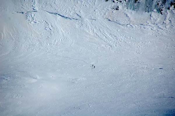 Zwei Fussgänger vor dem Piz Zupò