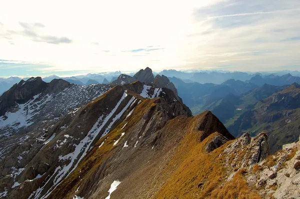 Blick auf den Weiterweg über den Nädliger zum Jöchlisattel