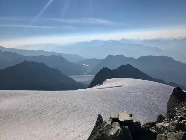 Blick über den Zenbächengletscher. Hinten der Grosse Aletschgletscher und der Märjelensee