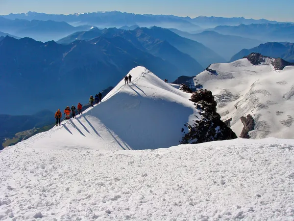 Ankunft weiterer Seilschaften auf dem Ostgipfel