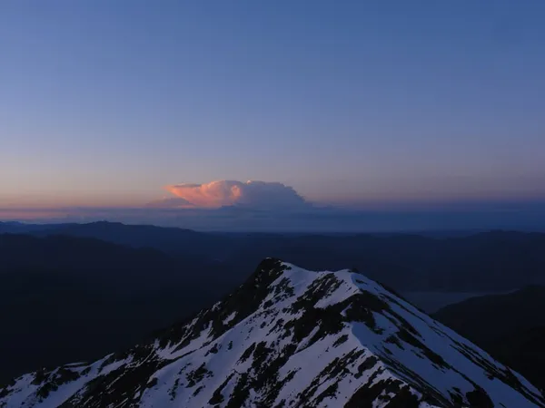 Die Gewitterwolke vom Vorabend ist noch immer da - und es blitzt noch immer!