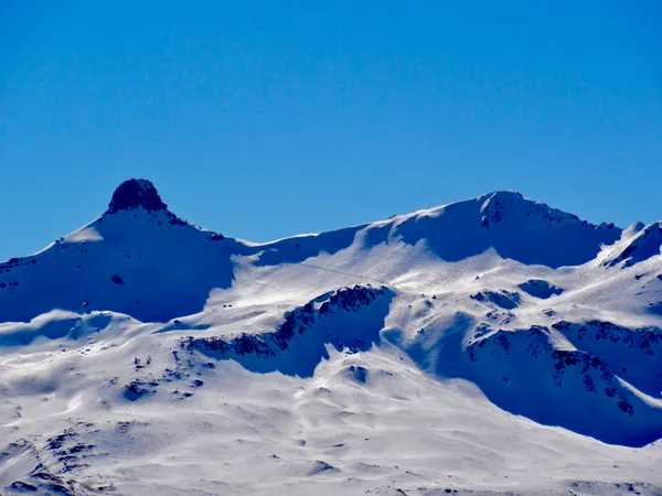 Zoom vom Maschgenkamm zurück zu Spitz- und Wissmilen. Vom Wissmilen bin ich links der Felsen abgefahren - rechts war es mir etwas zu steil. Gut zu sehen ist auch die Querung von P.2318 zur Spitzmeilenfurggel. Es befinden sich immer noch einige Personen...