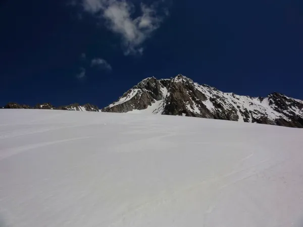 Die Abfahrt vom Hugisattel ist ein Traum - und das Timing genau richtig.