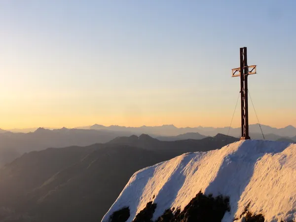 Gipfelkreuz Gridone im Morgenlicht