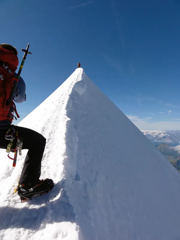 Der neckische Gipfelgrat am Castor