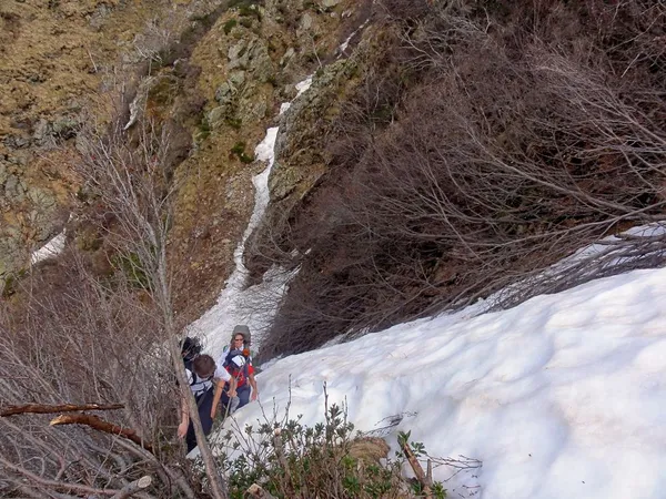 Und nun auf der Westseite zwischen Mottone und Fumadiga. Hier liegt noch Schnee, aber durch die Büsche kommt man hoch