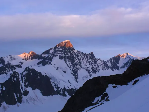 Die ersten Sonnenstrahlen am Gross Grünhorn