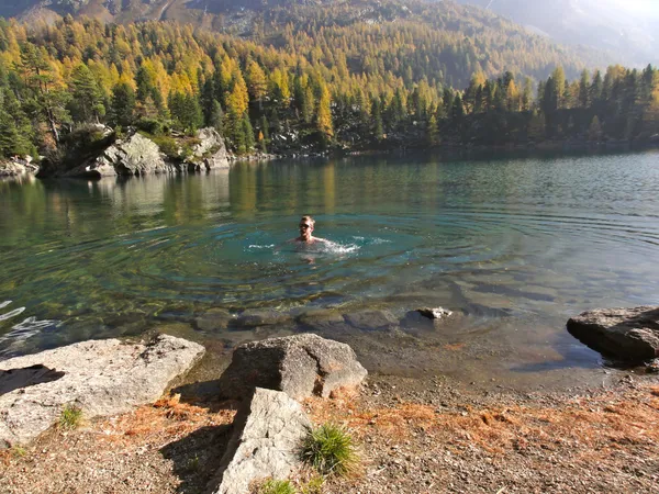 Kaltes Bad im Lagh da Saoseo