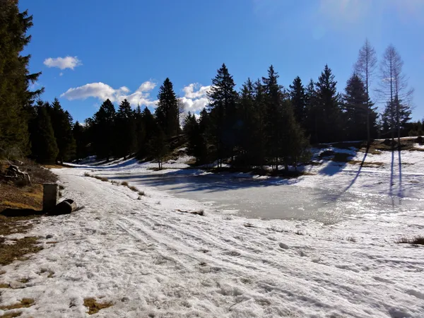 Der Lago di Mornera ist noch gefroren