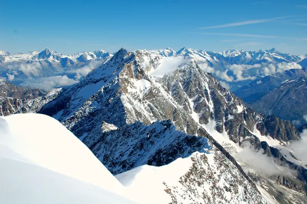 Blick über den Weissmies-Nordgrat zum Lagginhorn. Hinten die Berner Alpen
