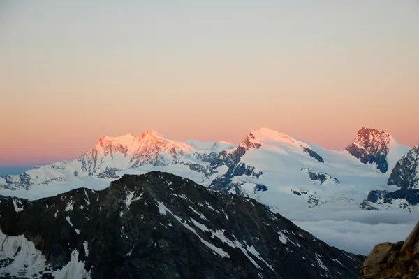 Erste Sonnenstrahlen an Monte Rosa und Strahlhorn