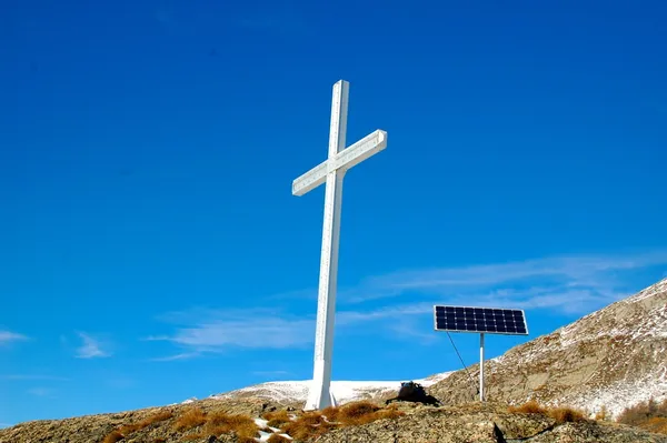Das grosse Kreuz auf dem Bättchrizji. Die Solarzellen versorgen die Lichter, die sich am Kreuz befinden.