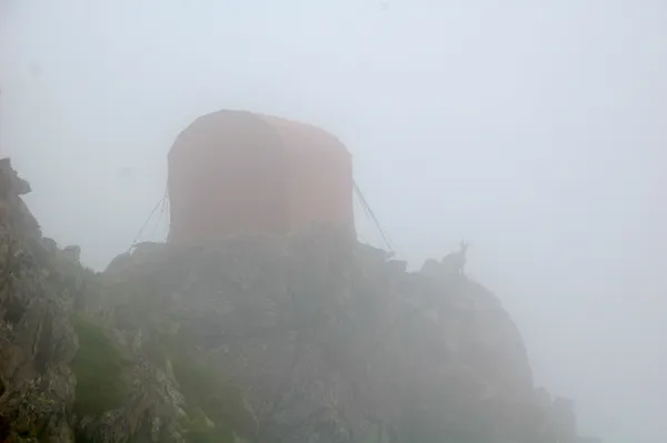 Endlich: Das Biv. Varese taucht im Nebel auf